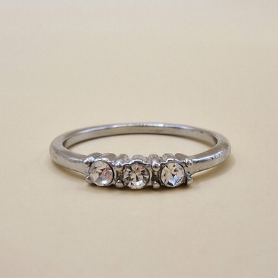 Silberfarbener Ring mit drei Steinen kleiner Strass zierliches Band Modeschmuck