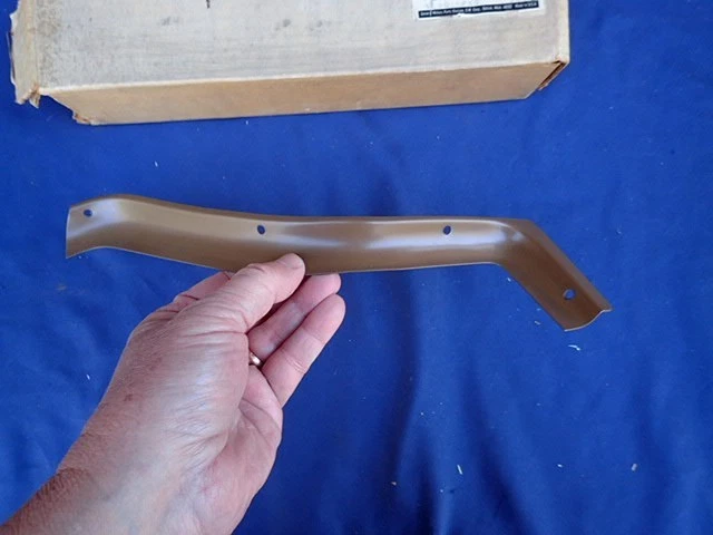 1970-72 Oldsmobile Vista Cruiser front fender moulding, RH, NOS! 230962 trim - Image 3 of 4
