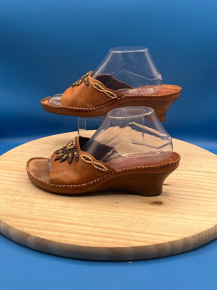 Sandalia de cuña artesanal Clarks Empress para mujer talla 9,5 cuero marrón con cuentas sin cordones Foto 3 de 4