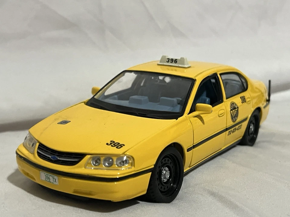 Coche fundido a presión Maisto Chevrolet Impala cabina amarilla #396 edición especial 1:18 Foto 3 de 4