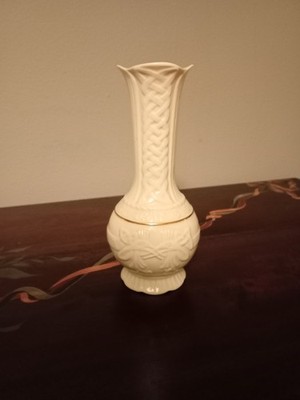 Belleek Claddagh Irish Collection Knospenvase geprägte Hände Herz und Kleeblätter.