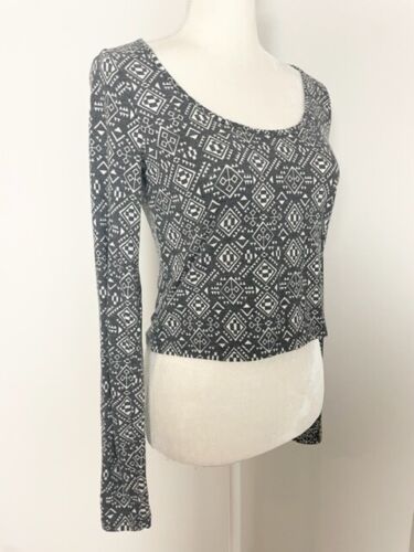 Top corto Mossimo para mujer talla M gris blanco geométrico cuello redondo mangas largas - Imagen 3 de 11