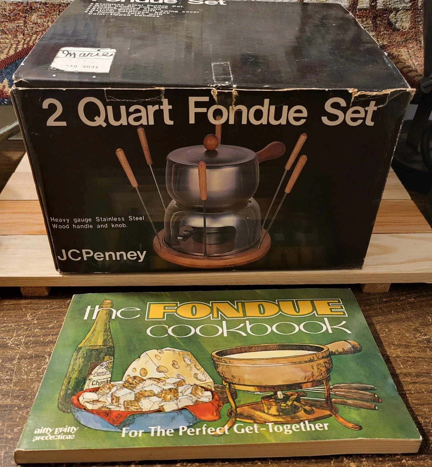 JC PENNEY 2 Quart NOS Stainless Fondue Pot/Burner/Wood Stand/Forks Bonus Recipes