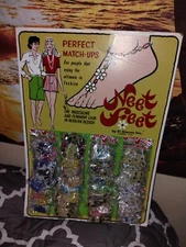 VINTAGE 1960s VI STARNS INC NEET FEET JEWELRY 36 PC FULL CARDBOARD STORE DISPLAY