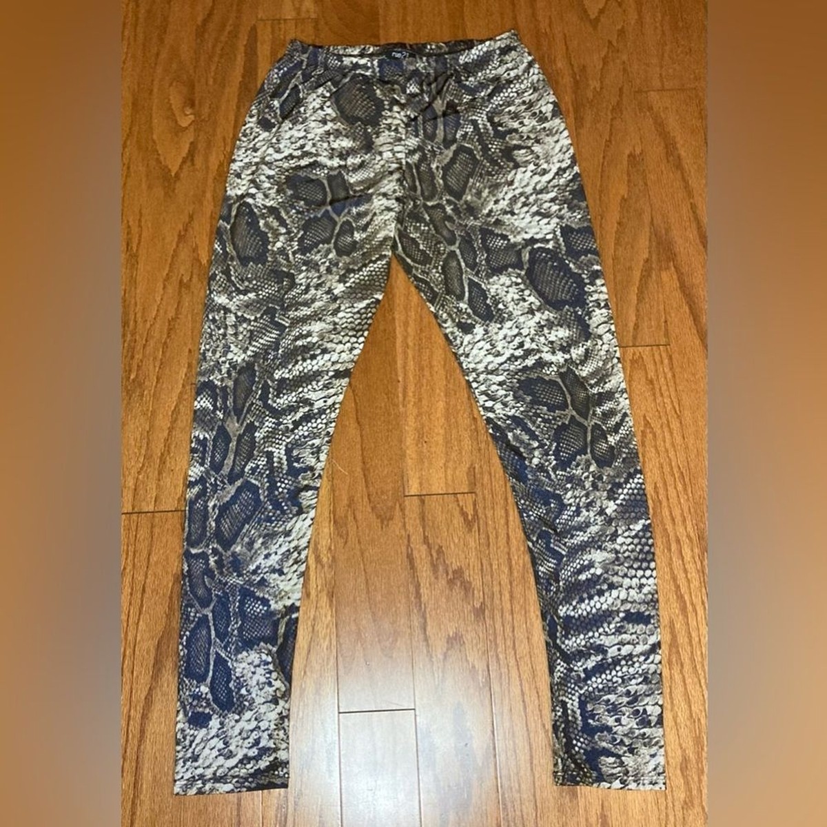 medium rue21 flags leggings (fits like a small