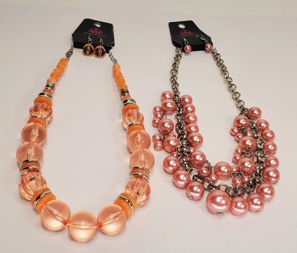 2 NW Etiquetas Colgantes Vintage Paparazzi Distintivo Collar Pendientes Conjuntos Melocotón y Rosa Foto 3 de 4