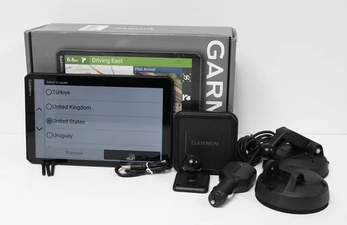 Garmin dezl OTR 820 8" Trucking GPS (very good)