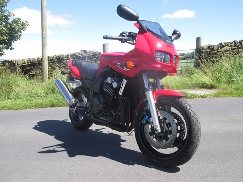 YAMAHA FZS 600 FAZER RED ONE OWNER 1735 MILES YES 1735 MILES UNIQUE OPPORTUNITY - Picture 3 of 12