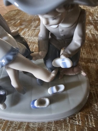 VTG Lladro Porcelain Spain “Try This One” Girl Boy Shoes Figurine #5631 Gift - Picture 17 of 18