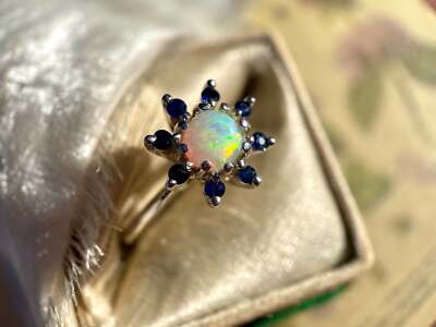 Flower Power Opal und Saphir Halo Ring in 14k Weißgold