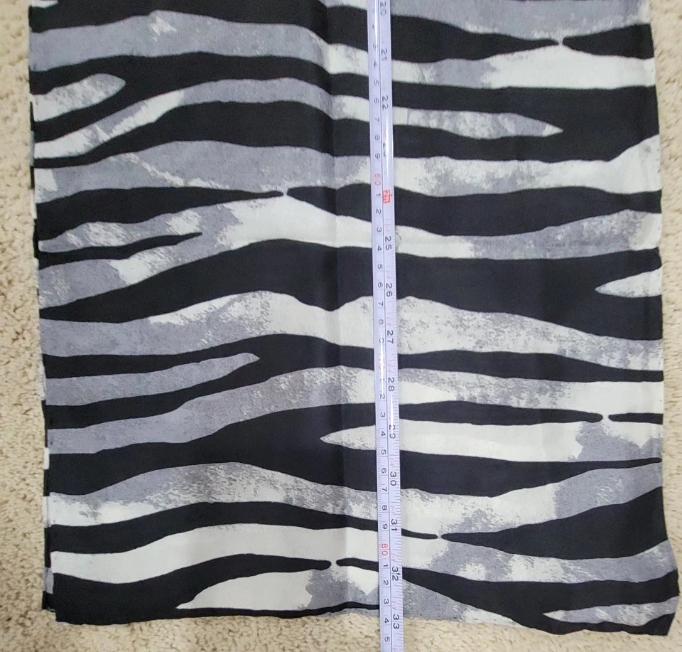 Bufanda rectangular Talbots negra gris estampado animal seda enrollada a mano 13" X 66" Foto 4 de 4