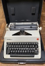 VTG OLYMPIA SM9 Deluxe Portable Typewriter White Body, Black Keys TESTED ! thumbnail