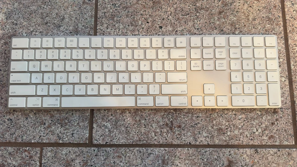 Teclado mágico inalámbrico Apple A1843 y A1535 con teclado numérico y mouse Foto 2 de 4