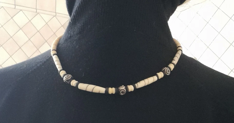 COLLANA GIROCOLLO UNISEX IN OSSO A DUE COLORI BIANCO NERO#UOMO# CHIUSURA OTTONE - Immagine 3 di 4