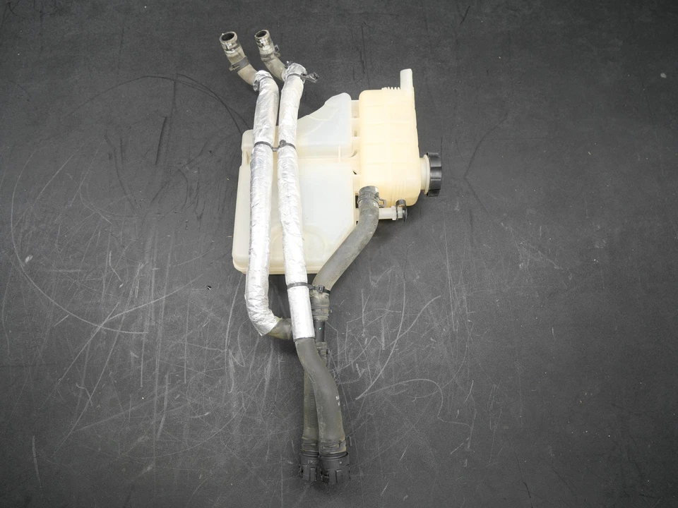 Depósito de refrigerante usado tanque de sobretensión de botella Chevrolet Camaro SS 2016-2024 6,2 L OEM Foto 2 de 4