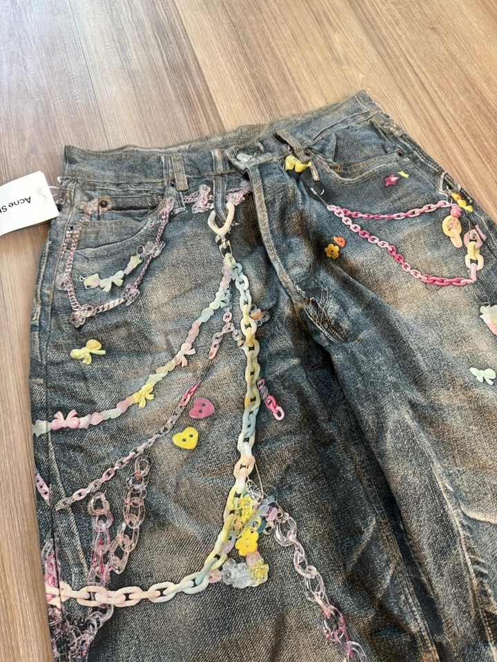 Pantalones vaqueros holgados anchos con botones estampado 3D Trompe-L’oeil estilo Y2K Acne Studios Foto 4 de 4