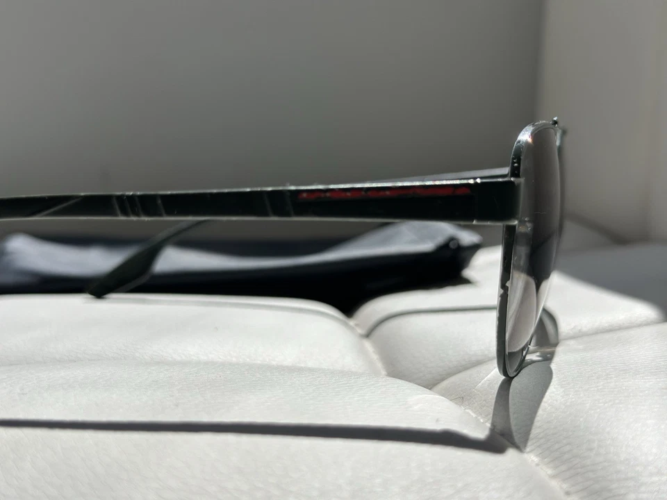 Солнцезащитные очки-авиаторы Prada Linea Rossa SPS 56 в черной металлической оправе с красной полосой б/у - Изображение 3 из 4
