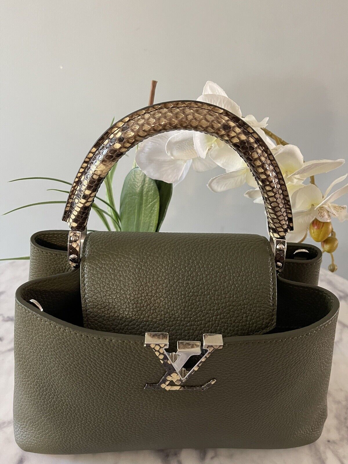 Capucines leather handbag Louis Vuitton Khaki in Leather - 33730985