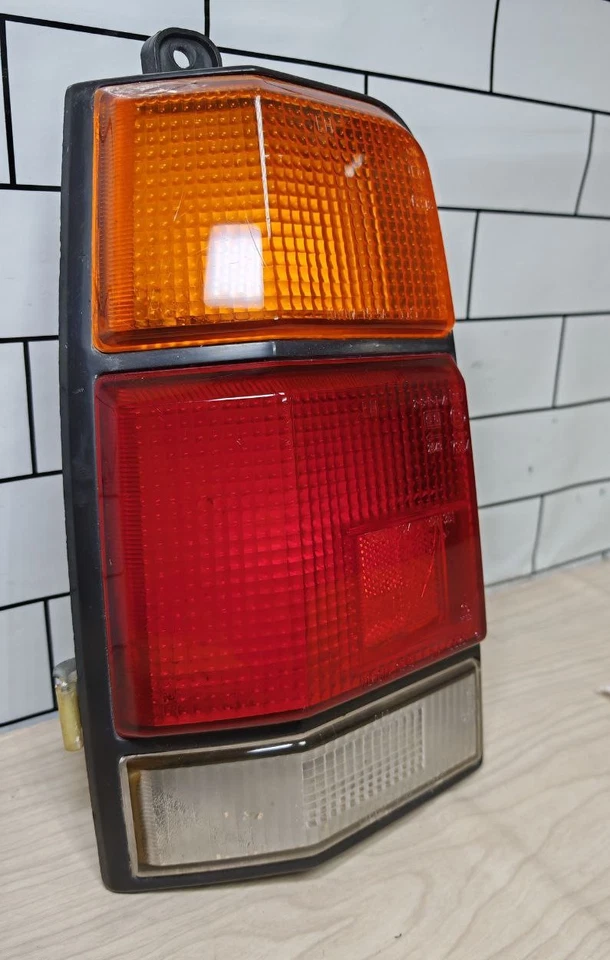 Lanterna traseira lateral esquerda TOYOTA Carina 1983 1987 KA67 AA60 VAN WAGON usada - Imagem 2 de 4