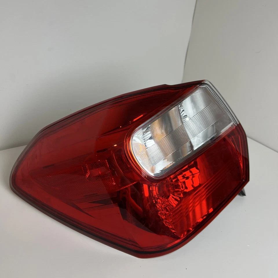 Luz trasera del lado izquierdo del conductor Subaru Impreza 2015 84201-FJ070 OEM Foto 2 de 4