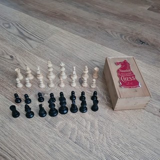 Vintage STAUNTON Boxwood House Martin Chess Set in Wooden Box. King measures 8cm