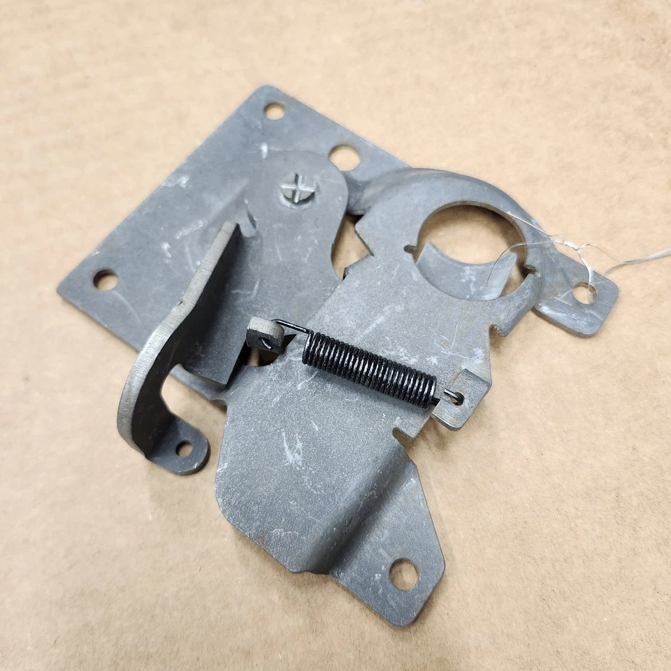 70-76 C3 Corvette DIREITA Capô Liberação Trava Placa Receptor ASM Passageiros NOVO - Imagem 2 de 4