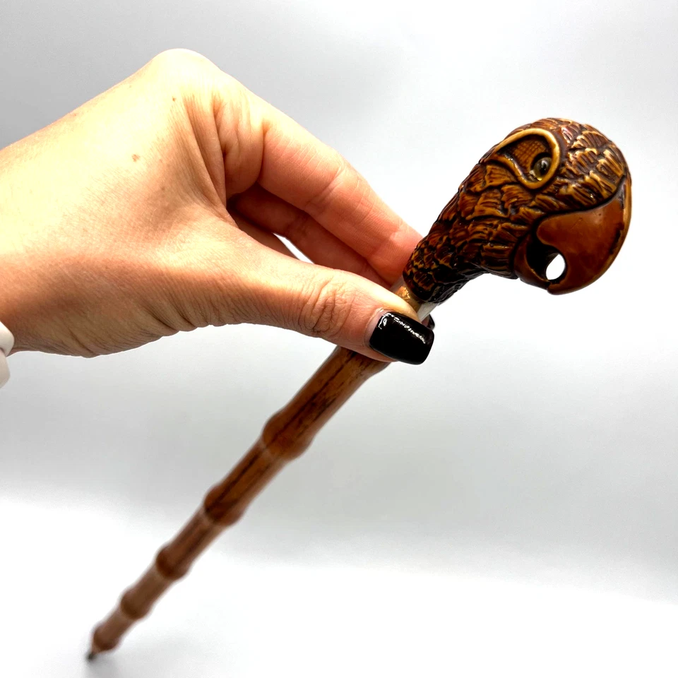 Bastón de bambú con mango de bastón de loro de madera tallado a mano raro de la década de 1970 Foto 2 de 4