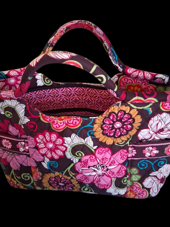 Bolso Cartera Vera Bradley Rojo y Rosa con Diseño Floral Acolchado Bolsillos Superiores con Cremallera Foto 2 de 4