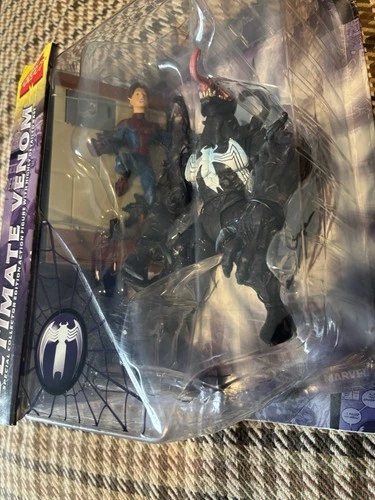 Marvel Diamond Select ULTIMATE VENOM with Spiderman & Base - BRAND NEW IN BOX