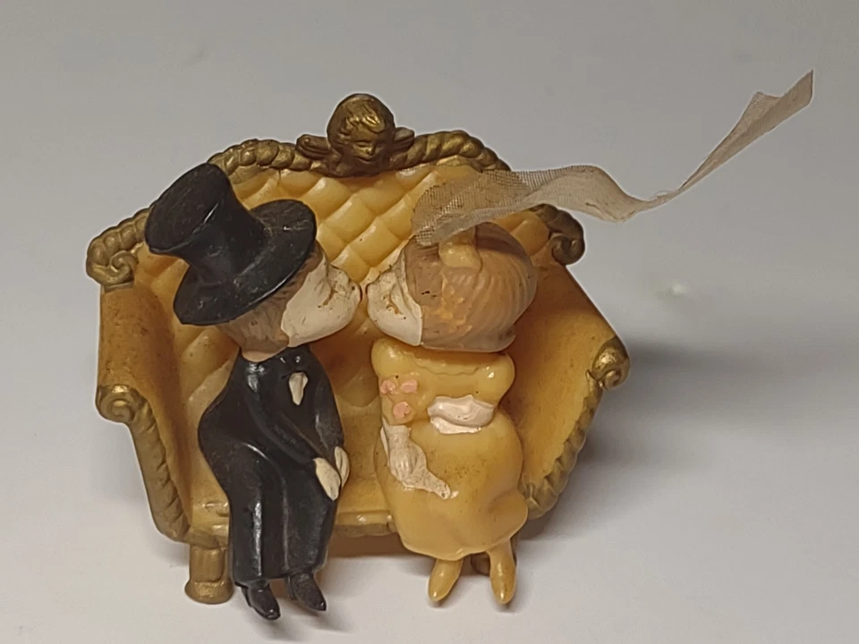 Decoración de pastel de boda Wilton 1975 novia y novio besándose en pastel decoración de pastel vintage Foto 3 de 4