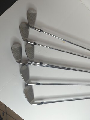 Set De Fers De Golf Wilson Di11 – Driver à PW – Shafts Graphite Et Demi + Demi – Voir Photos