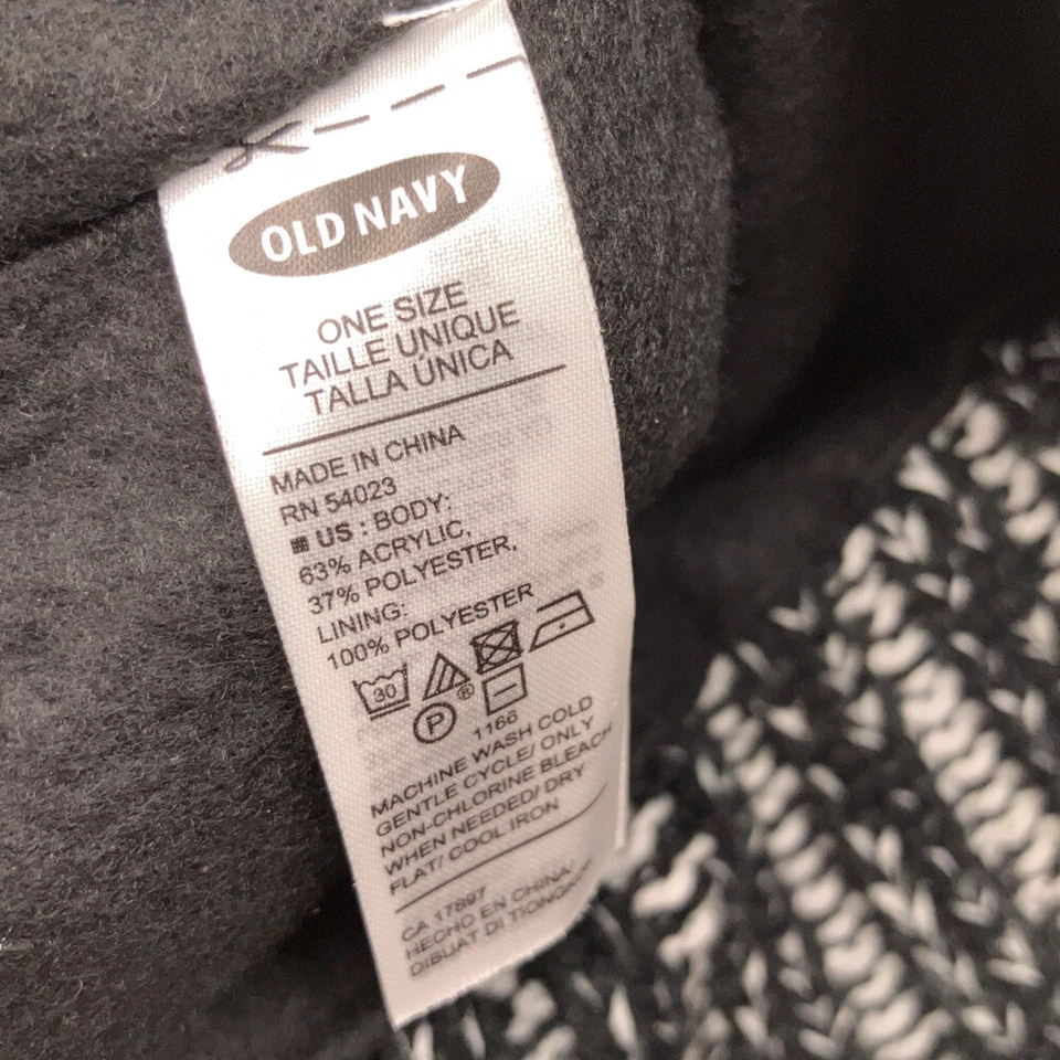 Chapéu pom de inverno Old Navy preto branco cinza padrão linha squggily - Imagem 4 de 4