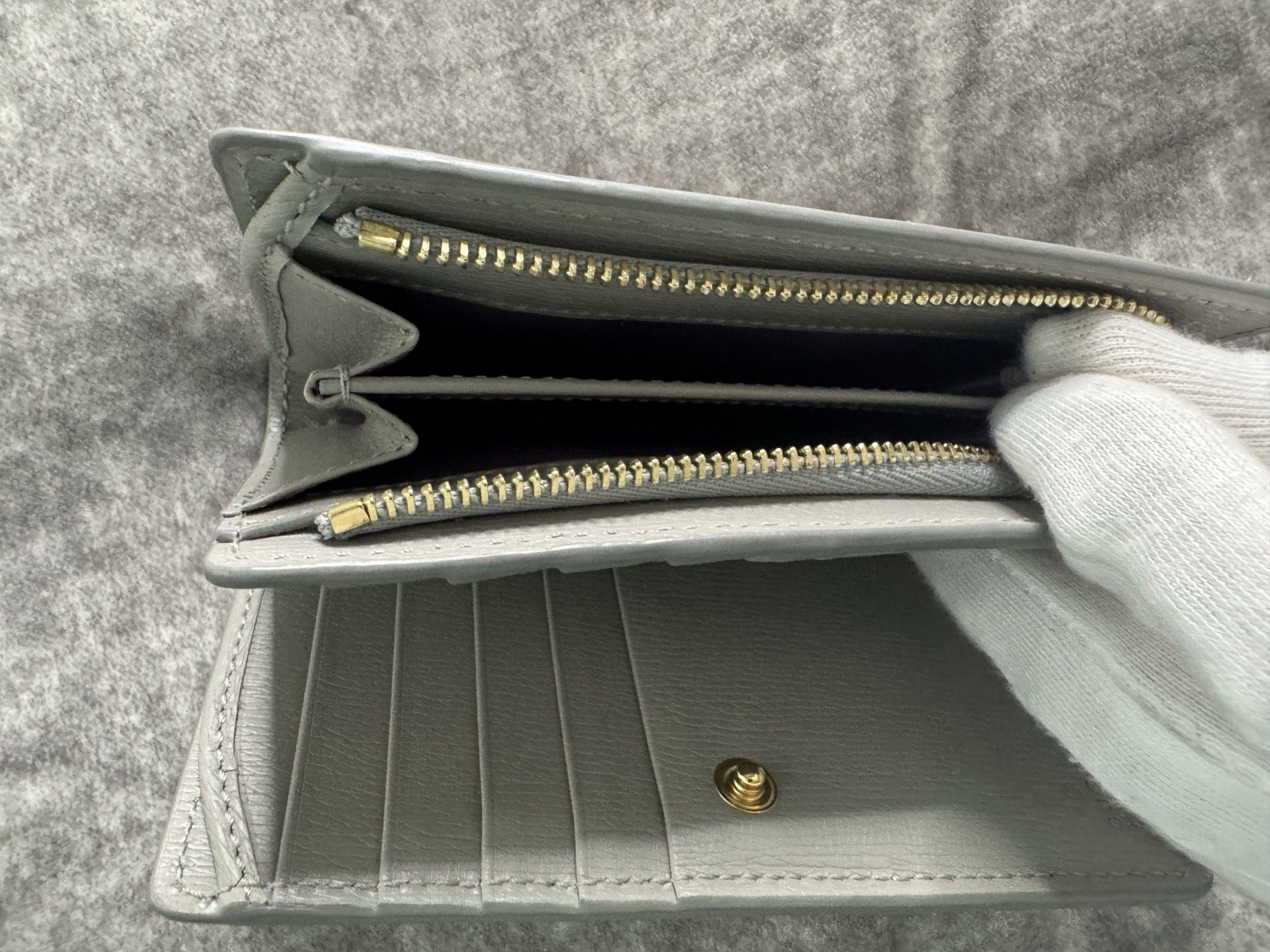 Gucci Interlocking Gray Leather Large Bifold Snap… - image 9