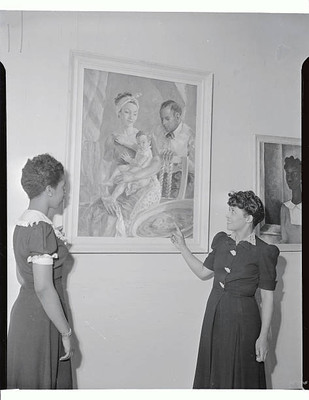 Dorothy Sutton Frances Taylor Mosely admiring painting American F- 1940 Photo