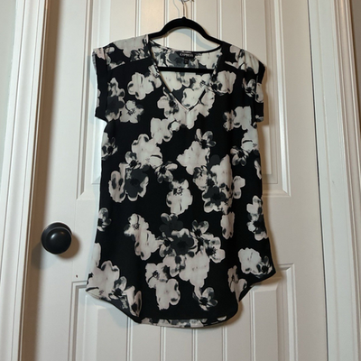 #ad Express Women’s Black White Floral V Neck Cap Sleeve Pullover Blouse S $15.00