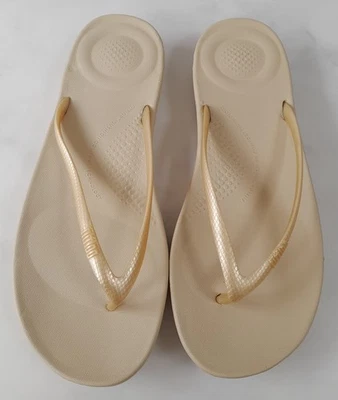 FITFLOP IQUSHION SIZE 8/42 BEIGE/GOLD HOLIDAY FLIP FLOPS BNWT IN ORIGINAL BOX - Image 1 of 4