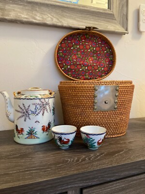 VINTAGE CHINESE TEA SET IN PADDED WICKER BASKET PICNIC