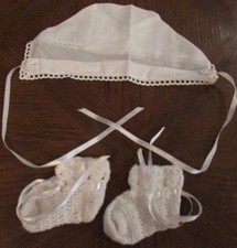 bonnet and little booties/ white set/0-6 m
