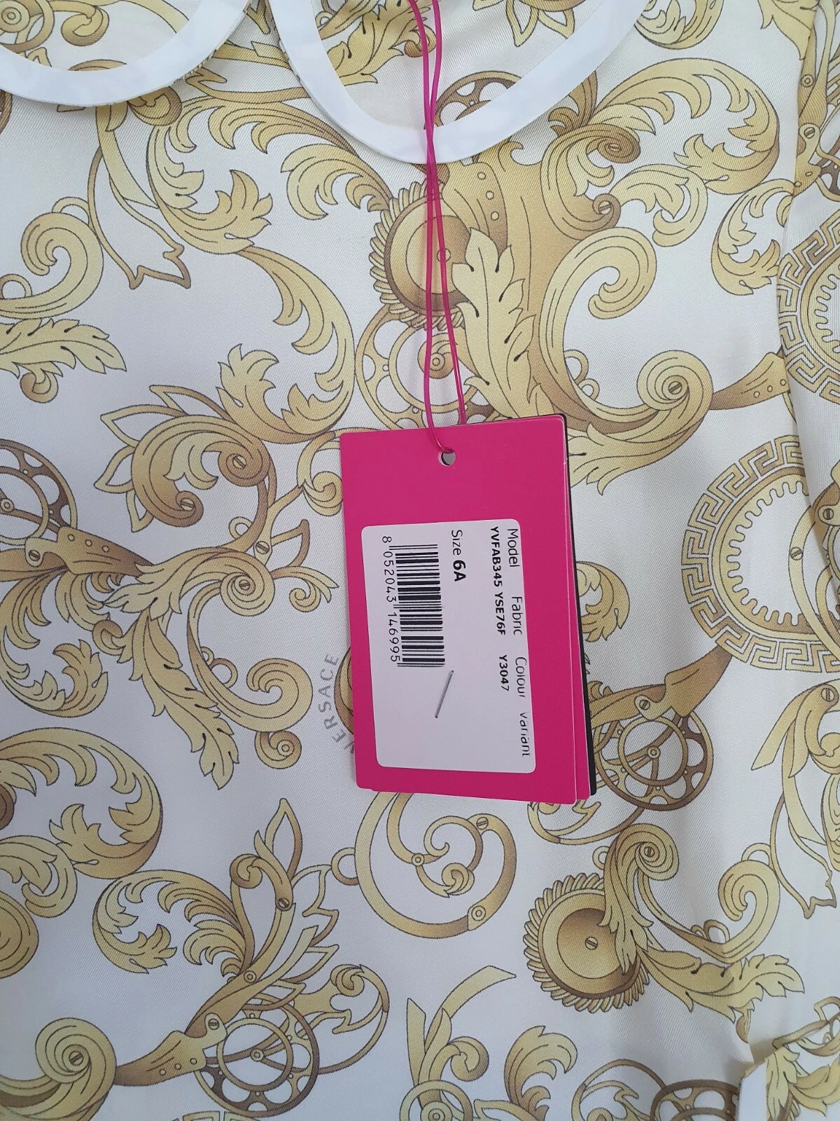 Abito in seta stampa barocca tono bianco e oro Young Versace età 6 anni prezzo consigliato £350