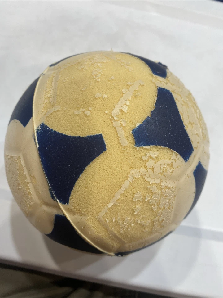 Редкий винтажный футбольный мяч 1970-х Nerf из синей и белой пены - Изображение 3 из 4