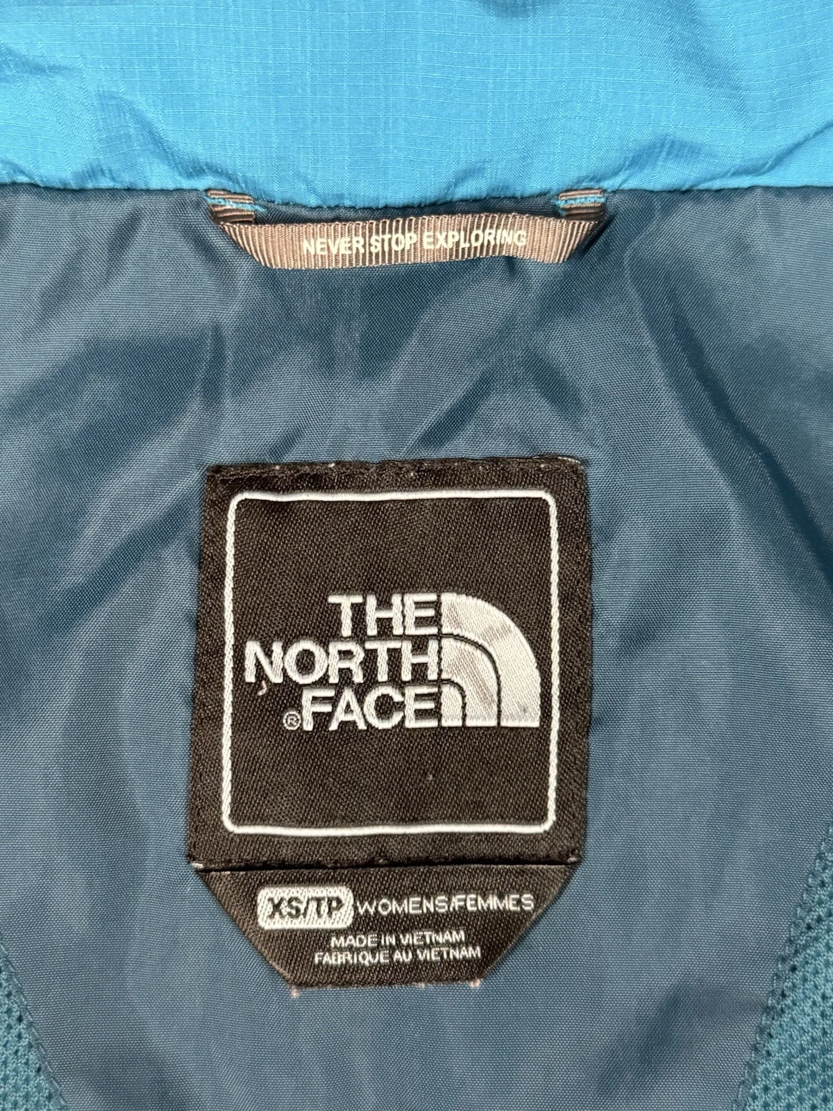 north-face lightweight zip up hooded packable jacket