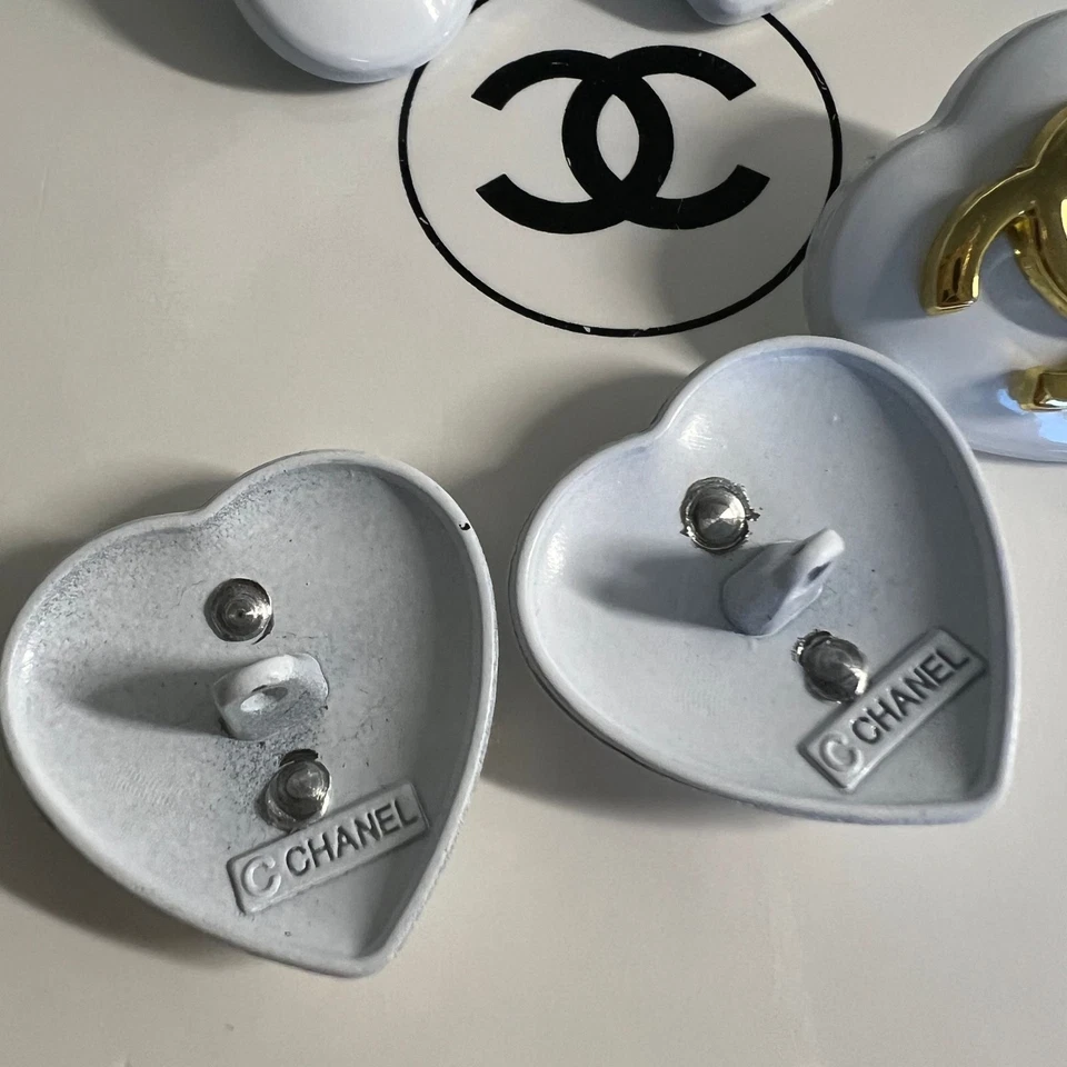 Gold Weiß Set 4 Knöpfe Chanel CC Ersatzknöpfe 25x25mm Metall Knöpfe Gestempelt - Bild 3 von 4