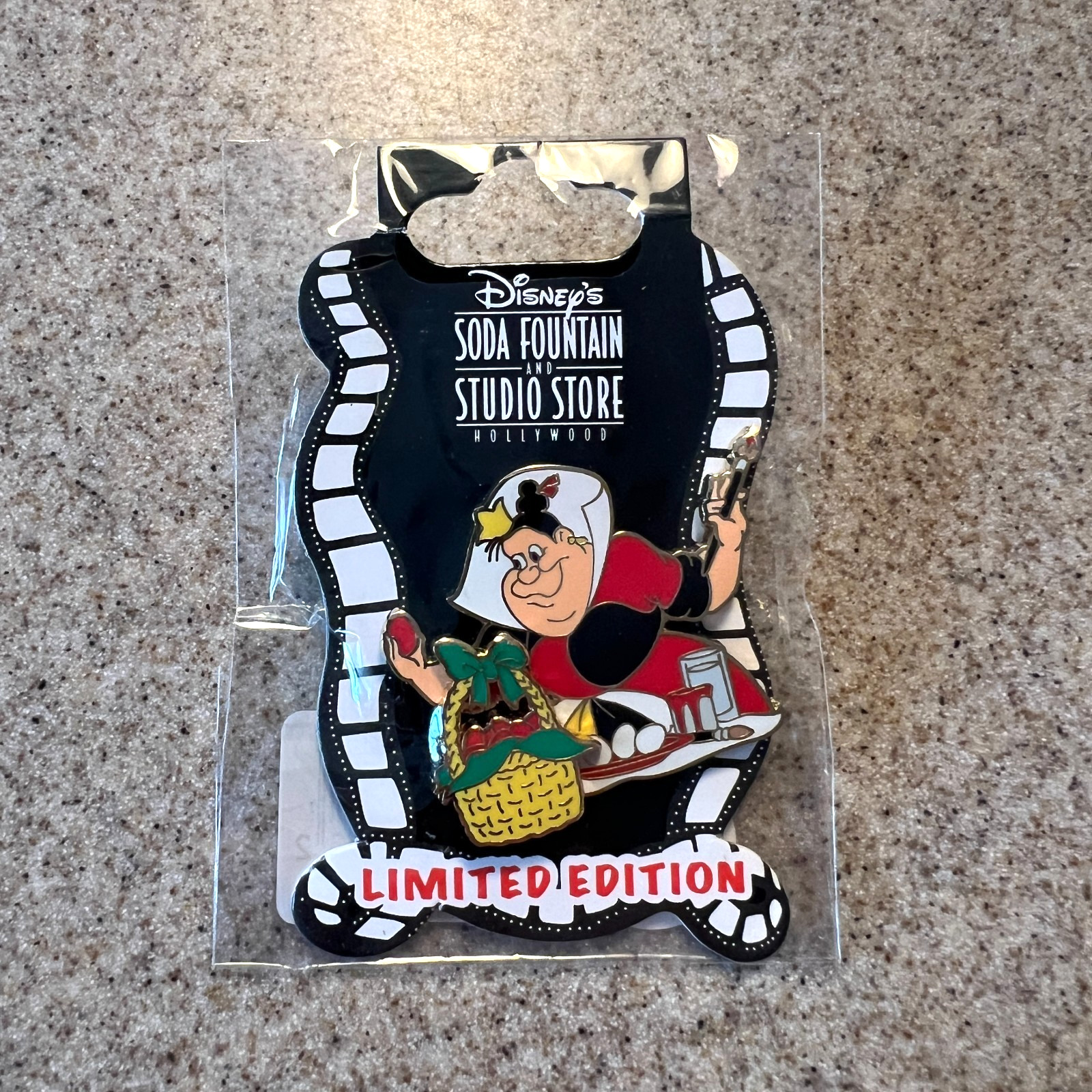 Disney DSF DSSH - Queen of Hearts - Painting Eggs - Easter Pin 2011 LE 300