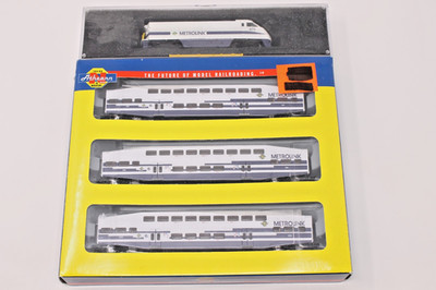 N Scale Athearn Metrolink Bombardier Car Set 10167 & F59PHI Locomotive DC