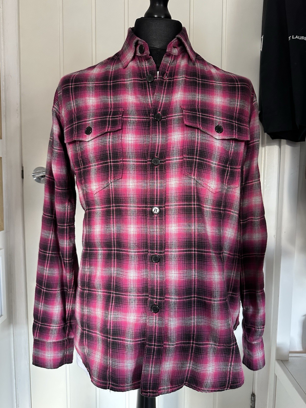 Camicia a quadri Yves Saint Laurent YSL rosa nera e grigia. Taglia M.