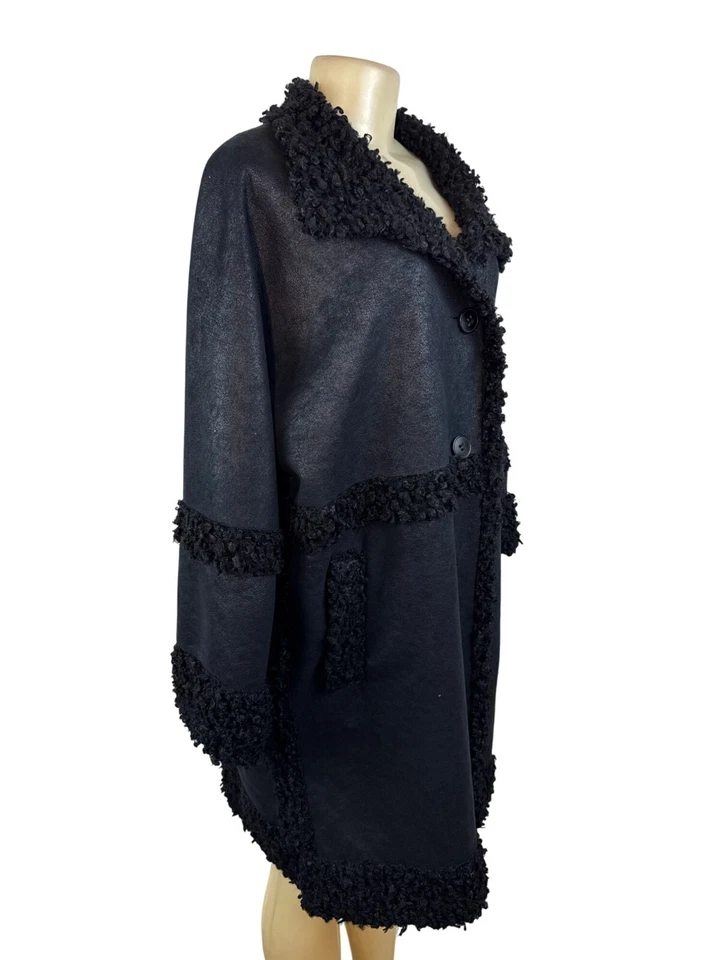 Abrigo para mujer Adolfo Dominguez negro imitación piel de oveja con botones delanteros Foto 2 de 4