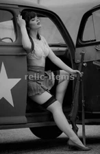 WW2 PICTURE PHOTO PINUP PIN-UP IN A CAR WITH A GUN 6733