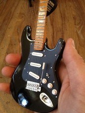 Pink Floyd Black Fender Strat con protezione pick nero mini chitarra di AXE HEAVEN