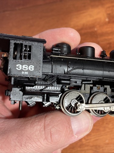 Rivarossi HO Scale Baltimore & Ohio 0-6-0 Switcher Steam Locomotive #386 - Picture 7 of 16