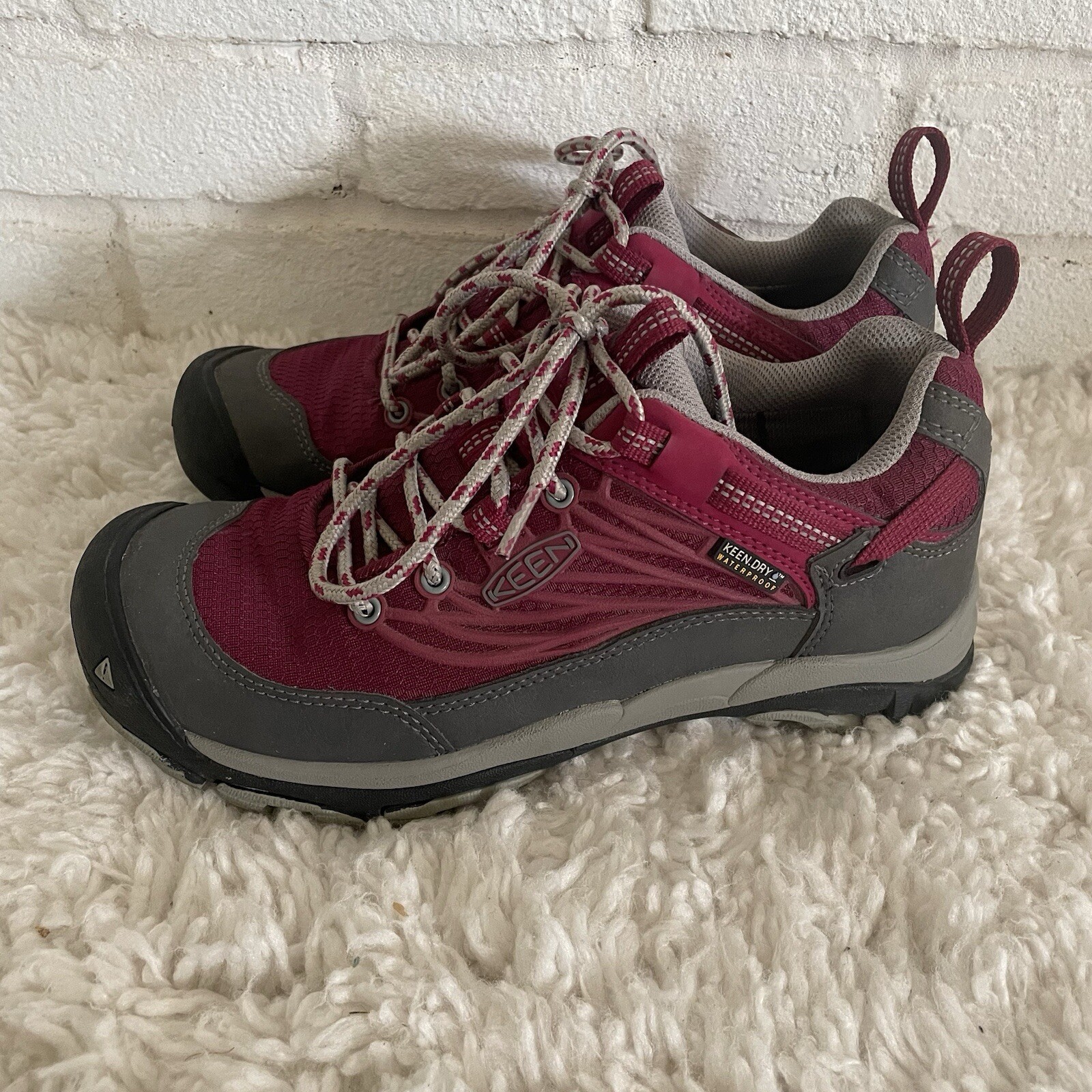 Scarpe basse da trekking outdoor Keen Saltzman WP da donna taglia 7 EUR 37 5 rosso barbabietola grigio